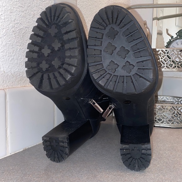 Vince Camuto Ermania Leather Bootie - Picture 5 of 7